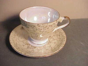 JUEGO DE TAZAS DE TÉ Y PLATILLOS IRIDISCENTES ENESCO BONE CHINA DE COLECCIÓN - AMARILLO PÁLIDO CON ORO - Imagen 1 de 7