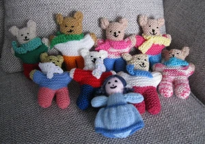 Restposten 9 handgestrickte Stofftiere 15cm, Teddy Teddys, mehrfarbig - Bild 1 von 3