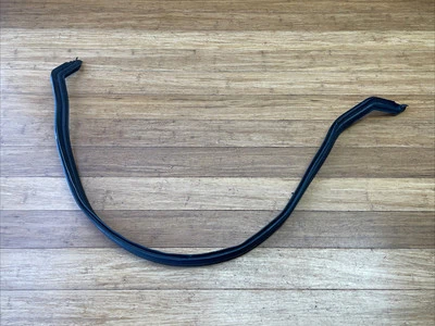 2014-2017 Ferrari California T dianteiro sob o selo da bandeja do para-brisa fabricante de equipamento original - Imagem 1 de 4