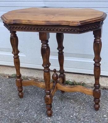 Mesa auxiliar vintage de madera ornamentada 24,5”x13,5”x25” tallada delantal patas torneadas acento Foto 1 de 4