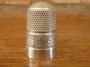 A nice Antique Sydney & Co Thimble Hallmarked silver Chester 1911 - Picture 1 of 1