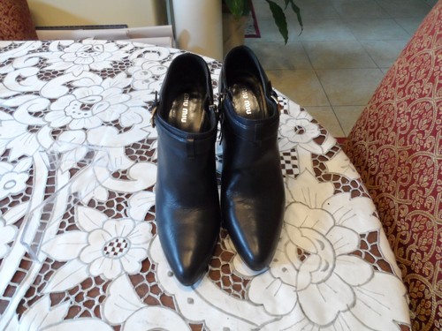 Stivaletti Miu Miu neri in pelle con dettaglio fibbia taglia 38 5B