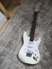Fender Squier Bullet HSS IL Stratocaster E-Gitarre - Arctic White (0370005580)