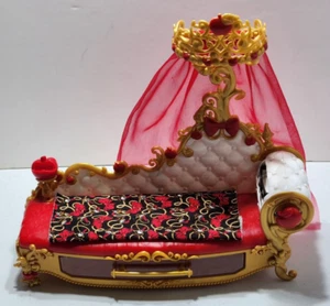 Ever After High 2013 Apple White's Fainting Couch - Picture 1 of 8