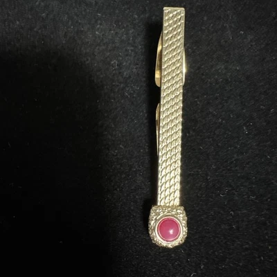Clip de corbata vintage Swank texturizado tono dorado para hombre con cabujón rosa Foto 1 de 4