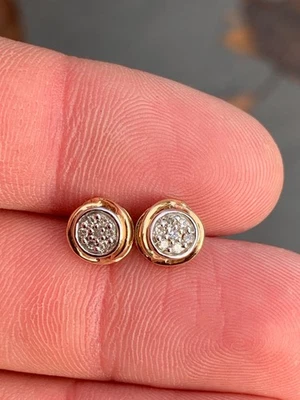 Pendientes con racimo de diamantes de oro de 9 quilates Foto 1 de 4