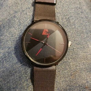  Neu Herren Ultradünne Uhr Slim Mesh Edelstahl Quarz Business Casual Rot - Bild 1 von 3