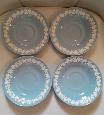 Platillos Wedgwood Queensware en relieve crema sobre borde liso azul lavanda 4 piezas Foto 1 de 4
