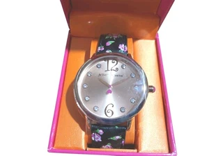 Neu Betsey Johnson Damenuhr schwarz mit Rosen und Goldakzent kostenloser Versand - Bild 1 von 4