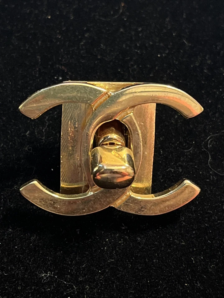 Chanel CC emblema dorado, placa de bolso y herrajes giratorios dorados  Foto 1 de 4