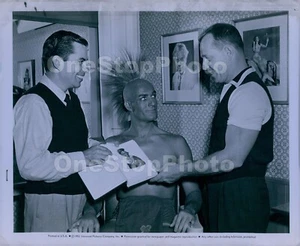 1953 Hollywood Films-Make Up Indian Extra Sitting In Make Up Chair Press Photo - Picture 1 of 2