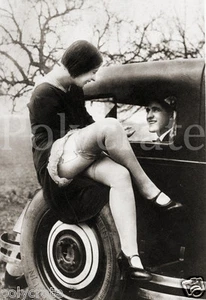 Joven Mujer Sexy Pin Up Pareja Coche #2 Repro Reimpresión Foto Antigua An. 1920 - Imagen 1 de 2