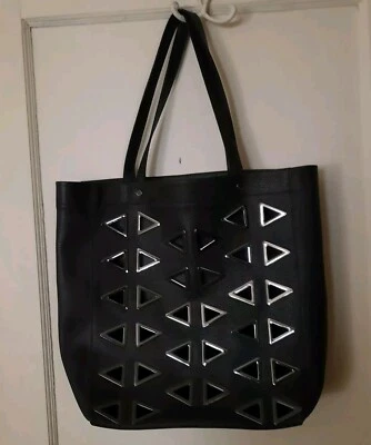 Bolsa tote Deux Lux couro vegano preta grande triângulo recortado detalhes aço preta - Imagem 1 de 4