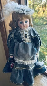 Muñeca de porcelana Delton Corporation en terciopelo conjunto de principios de siglo soporte y etiqueta - Imagen 1 de 7