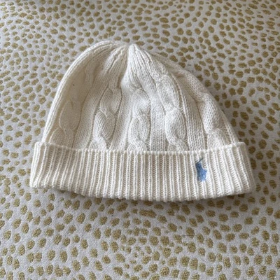 Gorro Ralph Lauren para mujer color crema con logotipo azul claro tejido con cable Foto 1 de 4