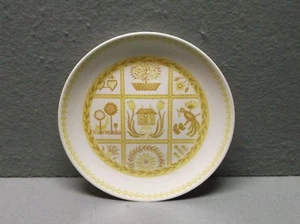 ROYAL USA YELLOW HOMESTEAD DESIGN ROUND PLATTER CHOP PLATE Vintage Mid Century  - Picture 1 of 8