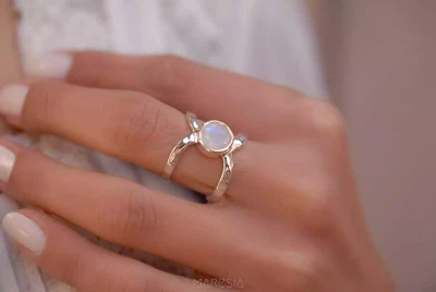Anillo solitario de plata de ley 925 con piedras preciosas de luna de diseño Foto 1 de 2