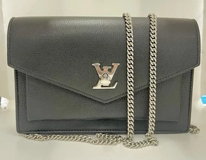 Louis Vuitton Black LockMe Grained Leather Twist Wallet on Chain - Bild 1 von 13