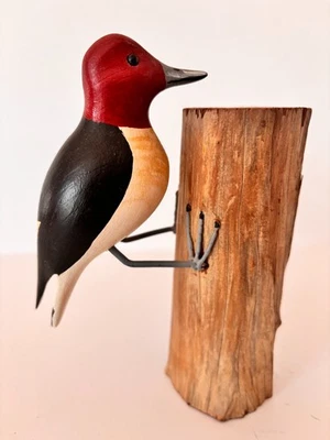 Escultura de pájaro carpintero tallada y pintada a mano hierba firmada Daisey Jr Chincoteague VA Foto 1 de 4