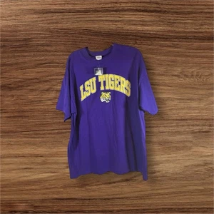 LSU Tigers Men’s Shirt Size XL Purple Gold Spell Out Graphic Tiger New - Picture 1 of 7