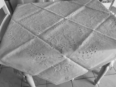 Linge Ancien Nappe En Fil De Lin Richement Brodé Et Dentelle - Photo 1/4