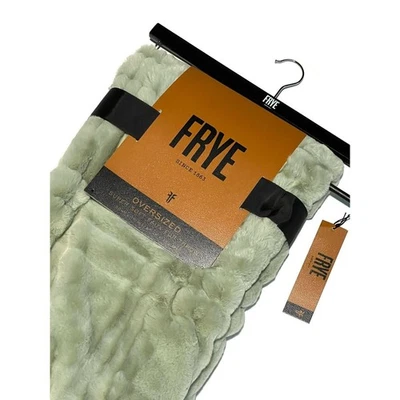 Manta de piel sintética FRYE 50 x 70" nueva con etiquetas reversible verde salvia TEXTURIZADA Foto 1 de 4