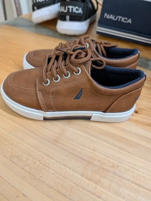 Zapatillas deportivas Nautica marrón con cordones para niños pequeños 10c Foto 1 de 4