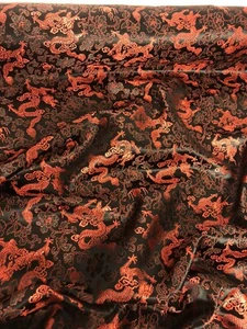 1 mtr schwarz/rot Drachendruck orientalisch chinesischer Brokatstoff..45"" breit (114 cm) - Bild 1 von 7