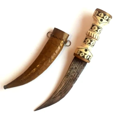 Hermosa daga árabe antigua, mango con incrustaciones de hueso blanco y funda de latón Foto 1 de 4