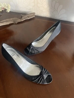 STUART WEITZMAN Pumps Black Peep Toe Kitten Heel Women's 7.5 Narrow - Image 1 of 4