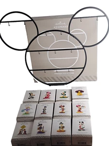 Hallmark Keepsake Disney 2015 UN ANNO DI MAGIA DISNEY 12 ornamenti e supporto - Foto 1 di 4