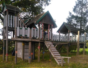 Spielhaus mit Schuppen für Kinder und Erwachsene; Garten oder Hof - Bild 1 von 17