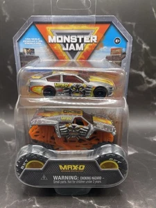 Monster Jam 1:64 Max D Monstertruck und Rennwagen Set - Bild 1 von 1
