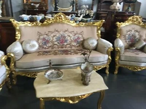 DIVANO 3 POSTI + 2 POLTRONE + TAVOLINO LEGNO ORO TESSUTO AVORIO SCURO CON DECORI - Imagen 1 de 1