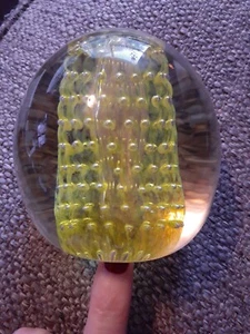 Pisapapeles de vidrio artístico amarillo de 5" ORB. Diseño de remolino amarillo con burbujas controladas. - Imagen 1 de 4