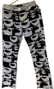 Pantalones de mezclilla AKIRA para mujer 5 W26 azul negro gráfico cara/labios elásticos EE. UU. 26x29 - Imagen 1 de 4