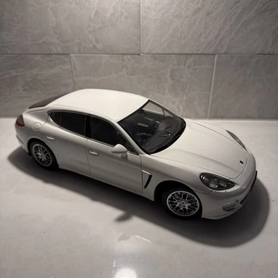 Porsche Panamera 4S 2009 Norev modelo de coche (blanco) (roto) Foto 1 de 4