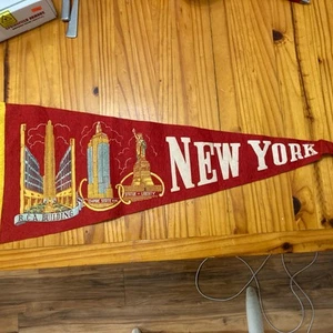 Vintage RCA Building, Etc New York City Red Souvenir Felt Pennant 26" - Imagen 1 de 5