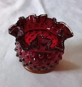 Vela votiva de vidrio ámbar rojo rubí Fenton con clavo de cadmio brillante y volantes - Imagen 1 de 9