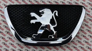 Emblema insignia capó delantero original peugeot 107 mk1 - Imagen 1 de 2