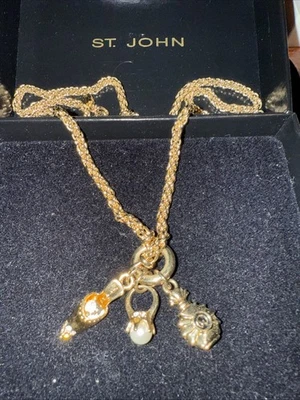 Collar de oro St. John Knits - ¡Tacón alto, botella de perfume y anillo de perlas! So Cute Foto 1 de 4