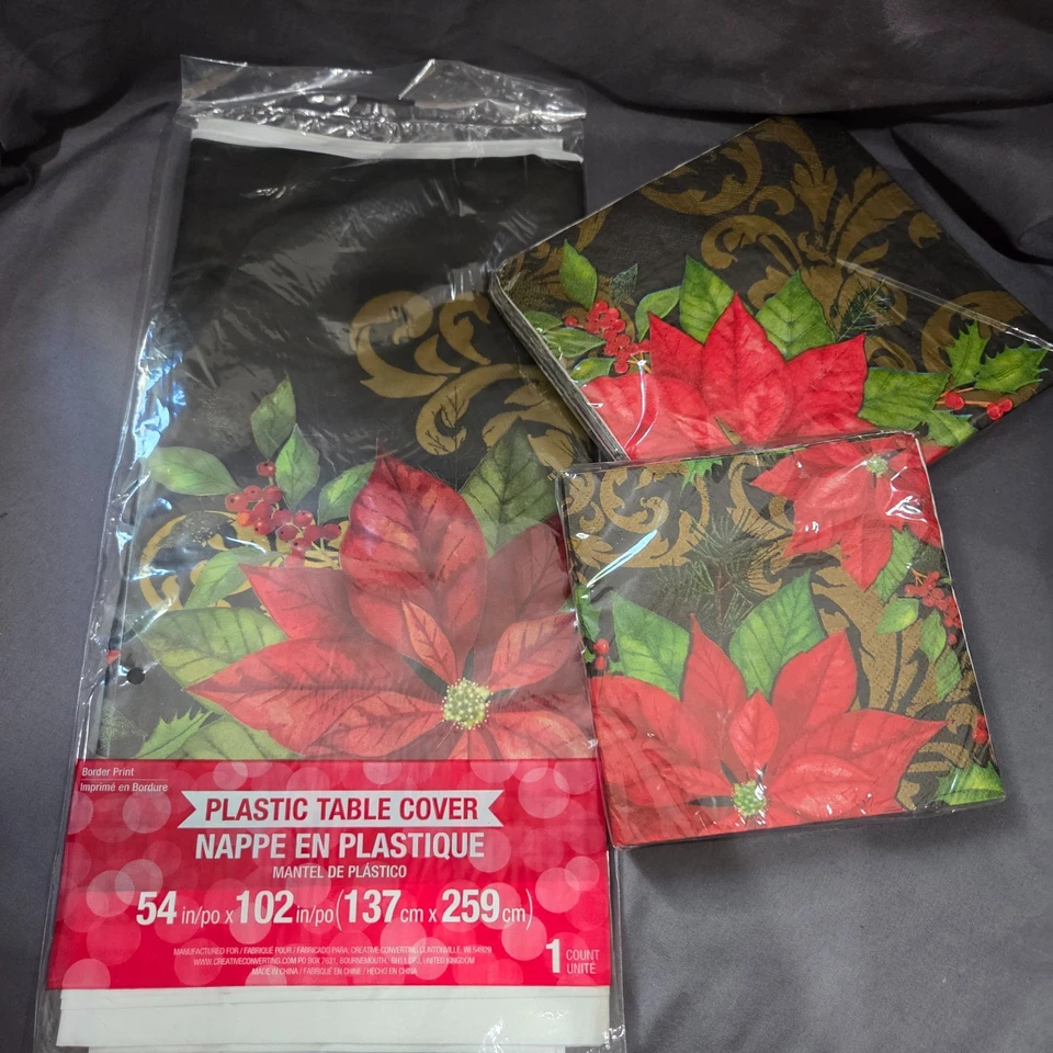 Juego de mantel y servilletas Holiday Elegance flor de pascua sobre fondo negro y dorado Foto 1 de 4