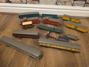 Tri-ang Carriages Bundle - Picture 1 of 16