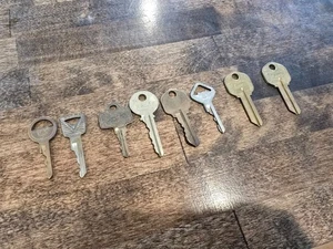 8 Assorted Vintage Keys Lot Cleveland Ohio PT-1 Blanks & Harley Davidson - Picture 1 of 7