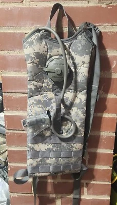 UCP/ACU  MOLLE II Hydration Carrier 100oz 3L Water Backpack BLADDER CIF USGI - Image 1 of 4
