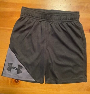 UNDER ARMOUR SHORTS BOYS UNISEX YOUTH SIZE 4 - BLACK - LOGO IN FRONT - Picture 1 of 3