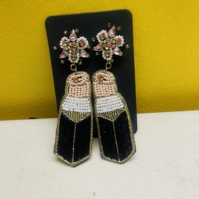 Pendientes lápiz labial desnudo con cuentas | Glam Maquillaje Artista Declaración Cuelga Foto 1 de 4