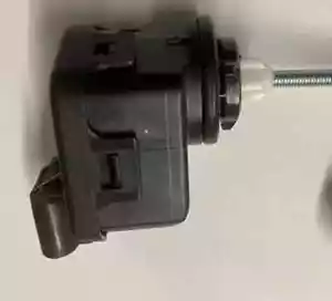 LAND ROVER DEFENDER Stellmotor 24 VOLT Leuchtweitenregulierung - Bild 1 von 2