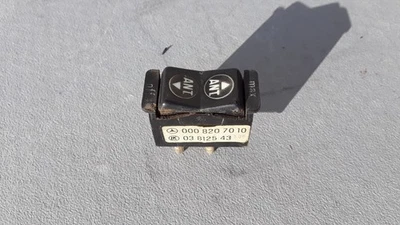 Interruptor de control de antena de alimentación Mercedes Benz W123 300D 1980 0008207010 OEM Foto 1 de 4