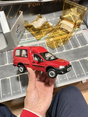 1:24 Scale Chevrolet Holden Vauxhall Opel Combo Sabre Red Van Diecast Model Car - Image 1 of 4